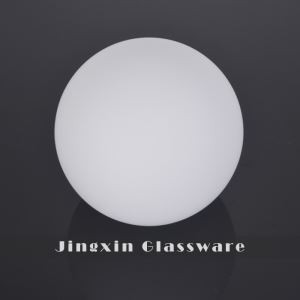 Матово бяло оцветяване на лампата от стъкло